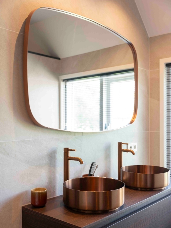 Badkamers vol karakter met goud en koper - Badkamer inspiratie: trends ...