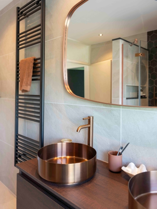 Badkamers vol karakter met goud en koper - Badkamer inspiratie: trends ...